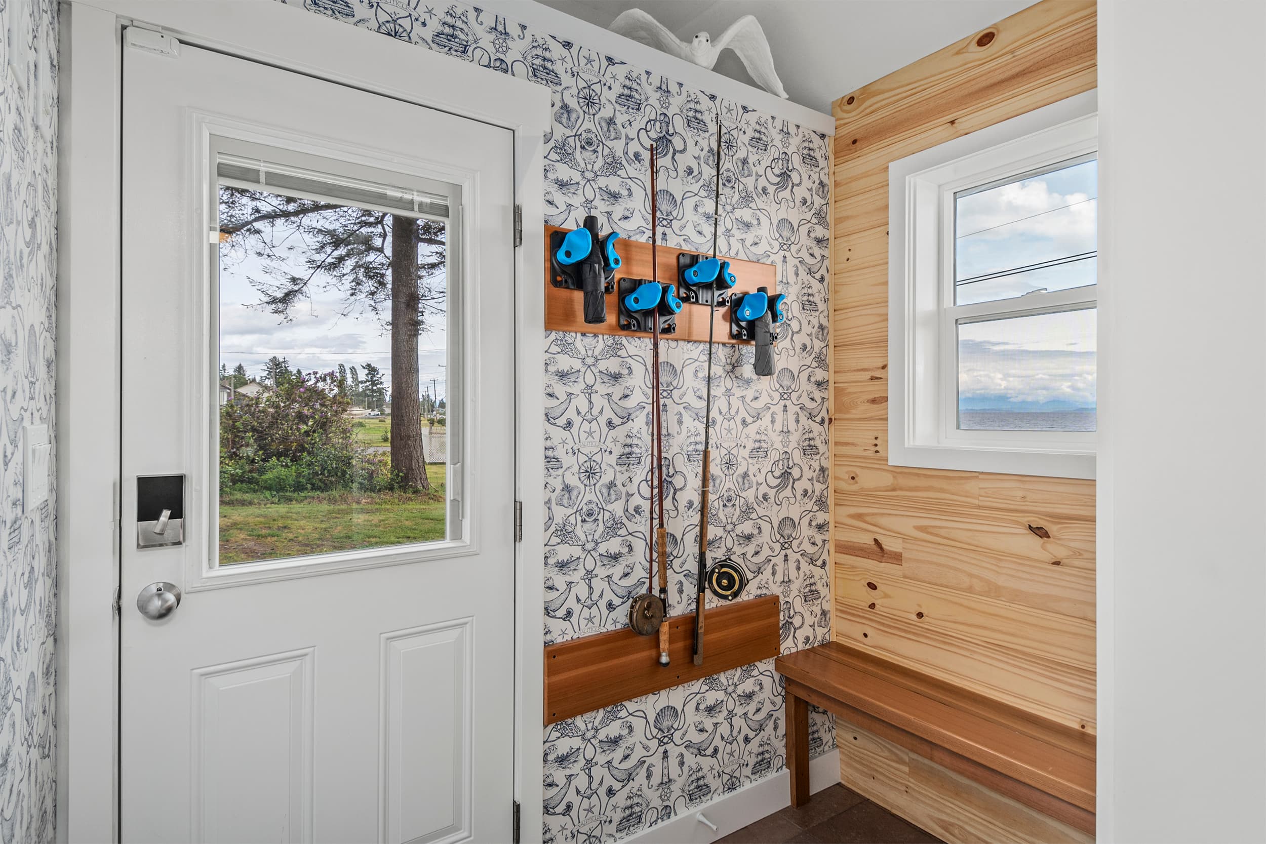 Castaway Cottage — charming waterfront cottage in Campbell River 8