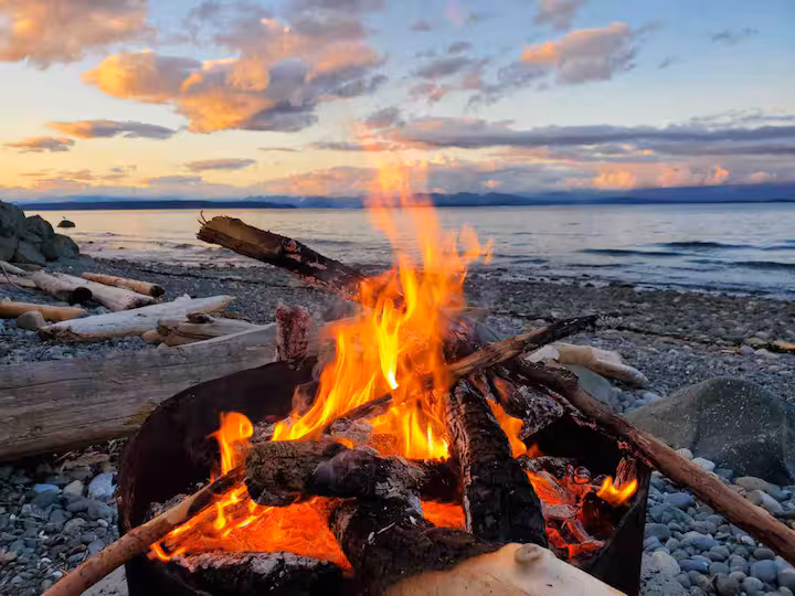Seaside Beach House — walk-on oceanfront in Campbell River 2