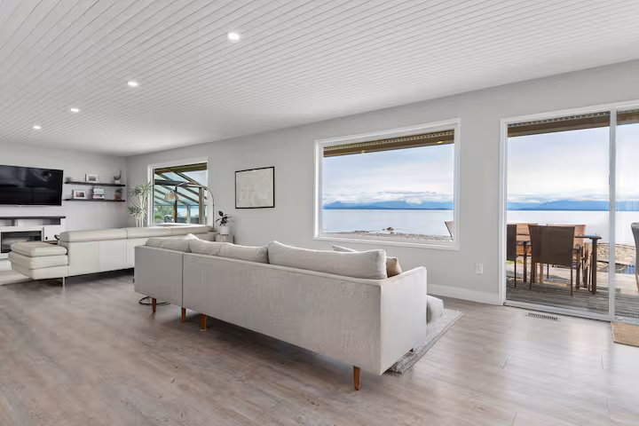 Seaside Beach House — walk-on oceanfront in Campbell River 4