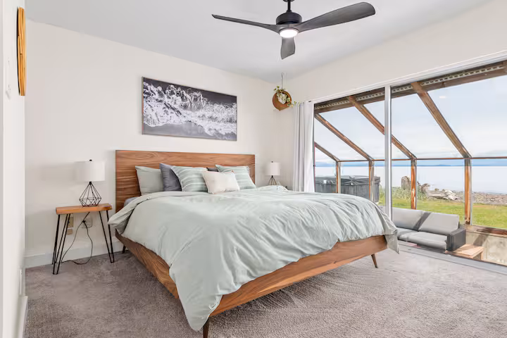 Seaside Beach House — walk-on oceanfront in Campbell River 7