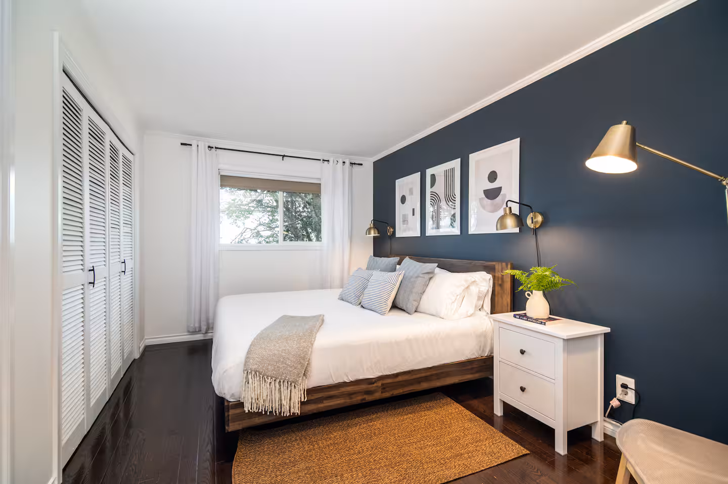 Stories Beach House — beachfront home in Campbell River 5