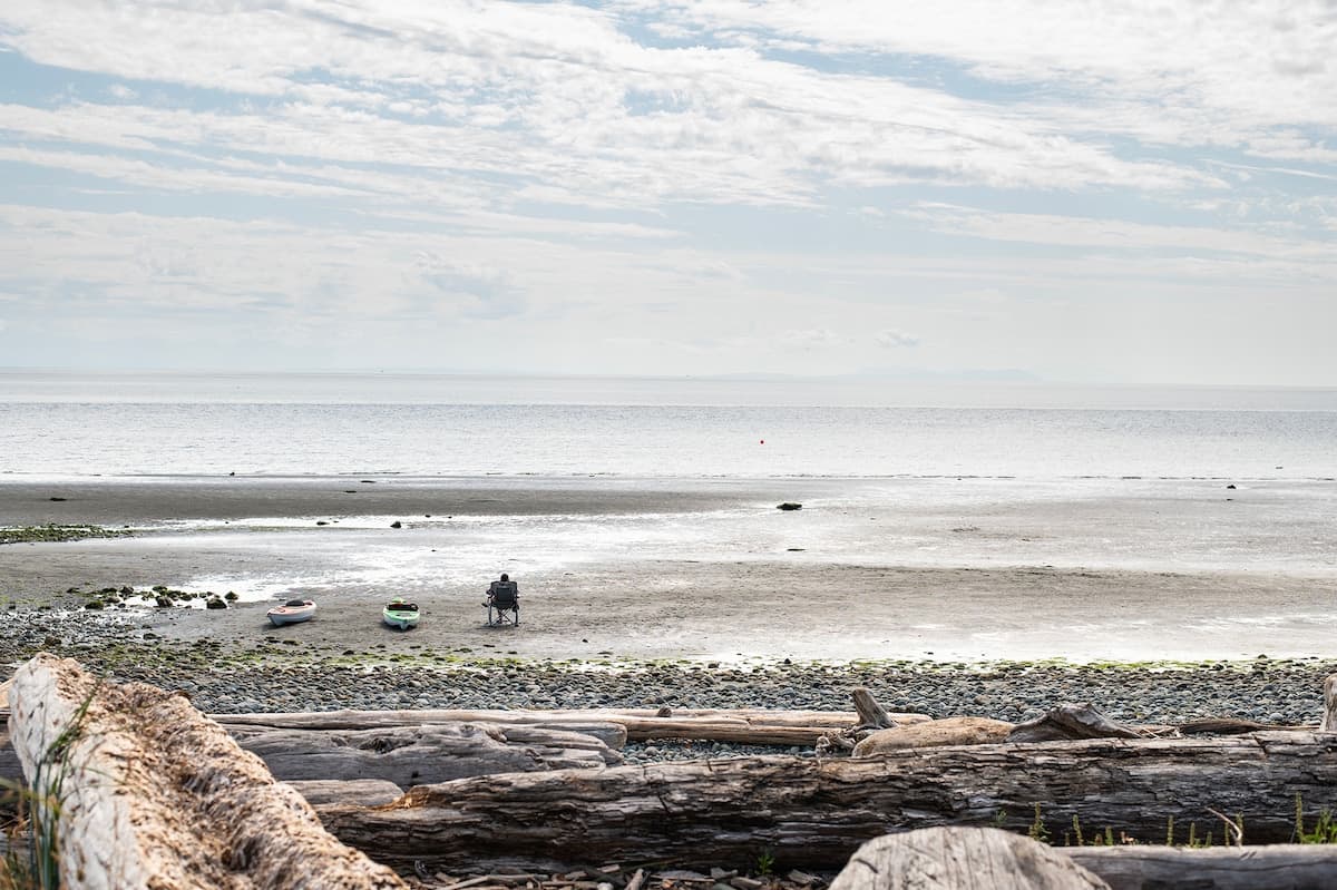Stories Beach House — beachfront home in Campbell River 6