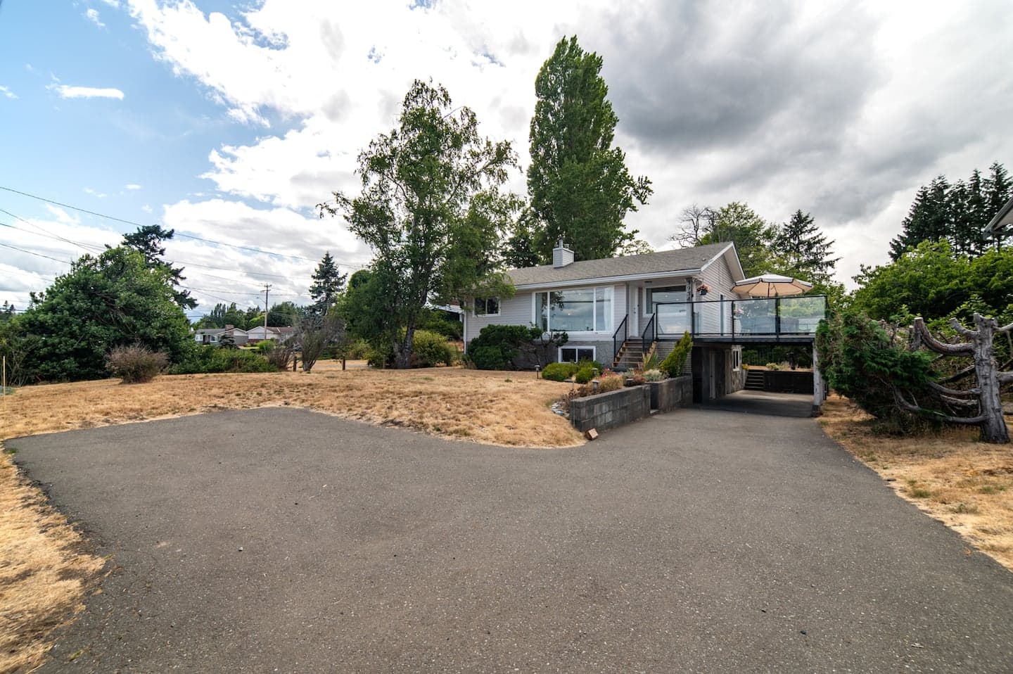 Stories Beach House Upper Level — beachfront 3-bedroom in Campbell River 2