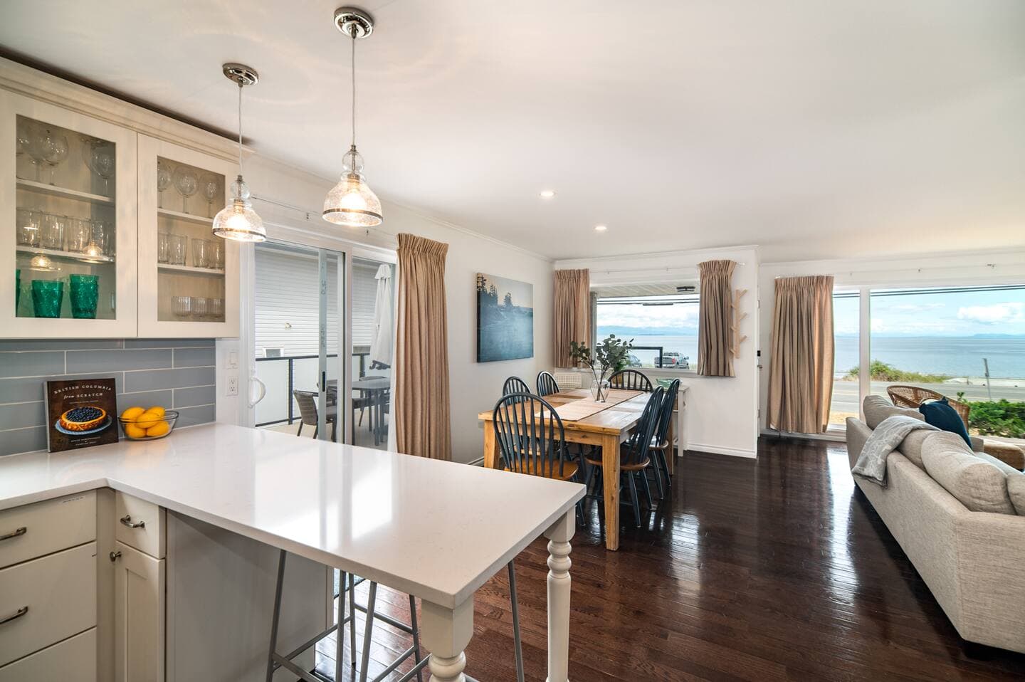 Stories Beach House Upper Level — beachfront 3-bedroom in Campbell River 3