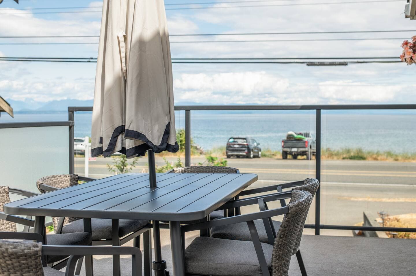 Stories Beach House Upper Level — beachfront 3-bedroom in Campbell River 4