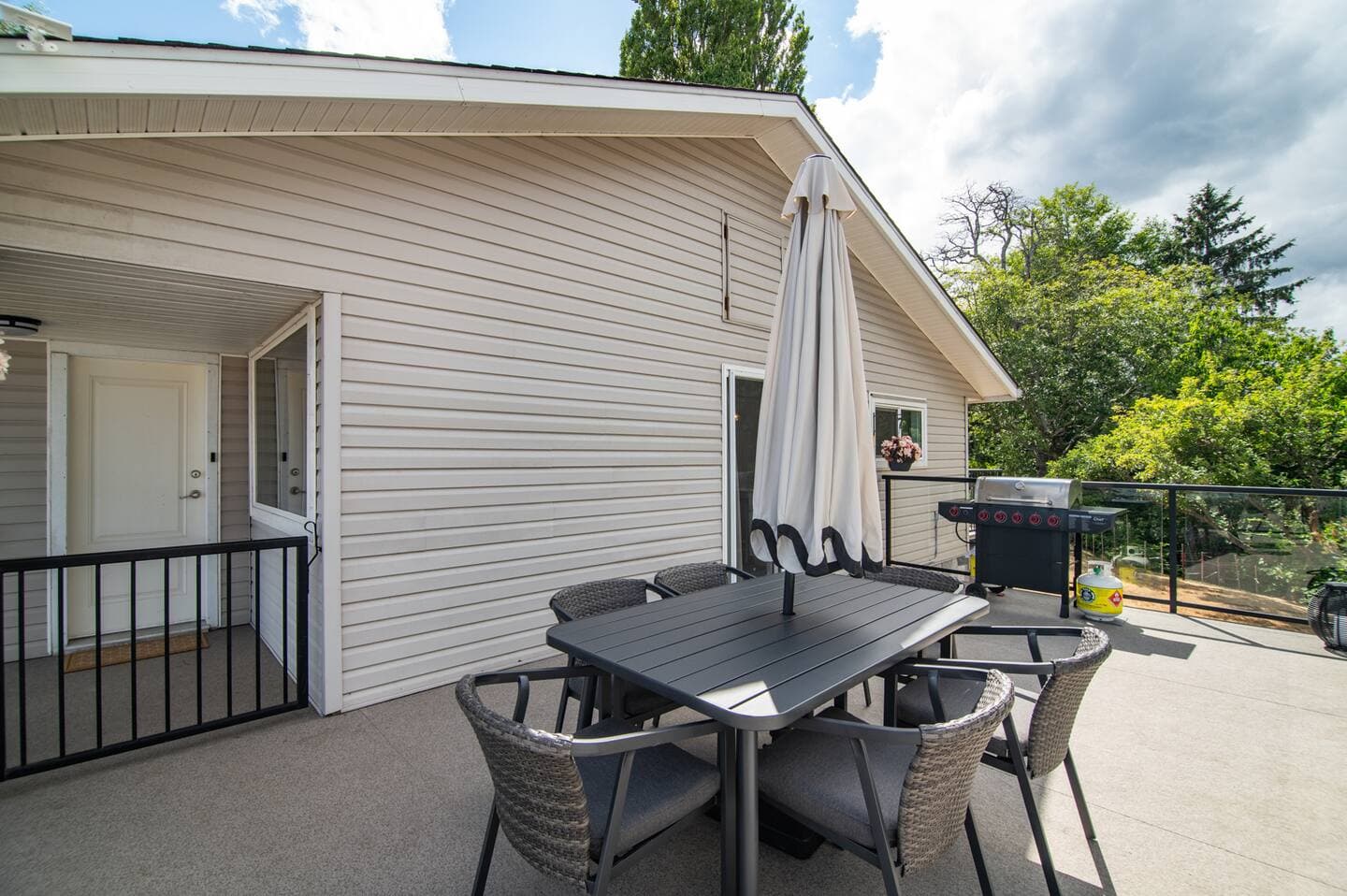 Stories Beach House Upper Level — beachfront 3-bedroom in Campbell River 7