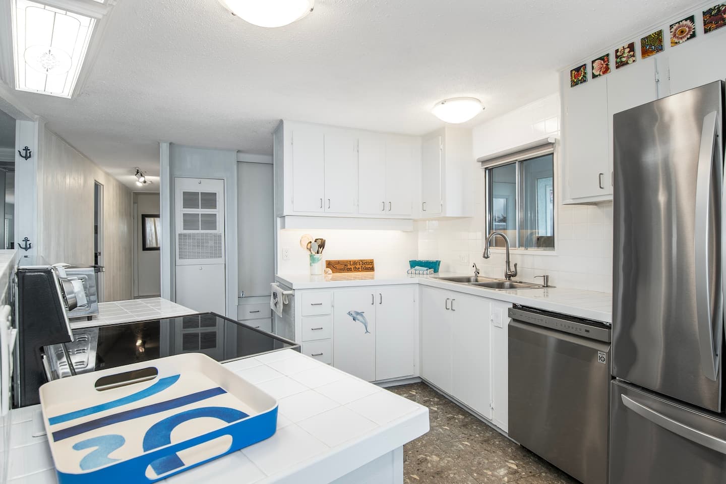 The Whale House South — oceanfront suite on Campbell River's Seawalk 8