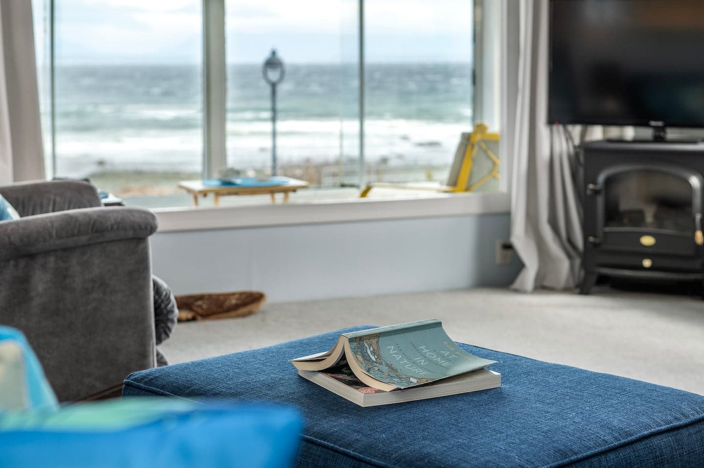 The Whale House South — oceanfront suite on Campbell River's Seawalk 9