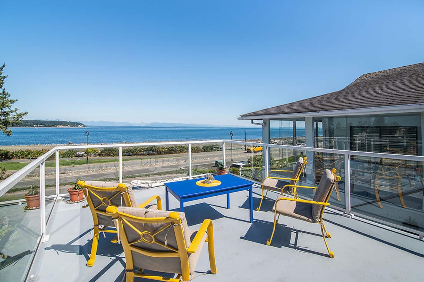 The Whale House Duplex — oceanfront duplex on Campbell River's Seawalk 3
