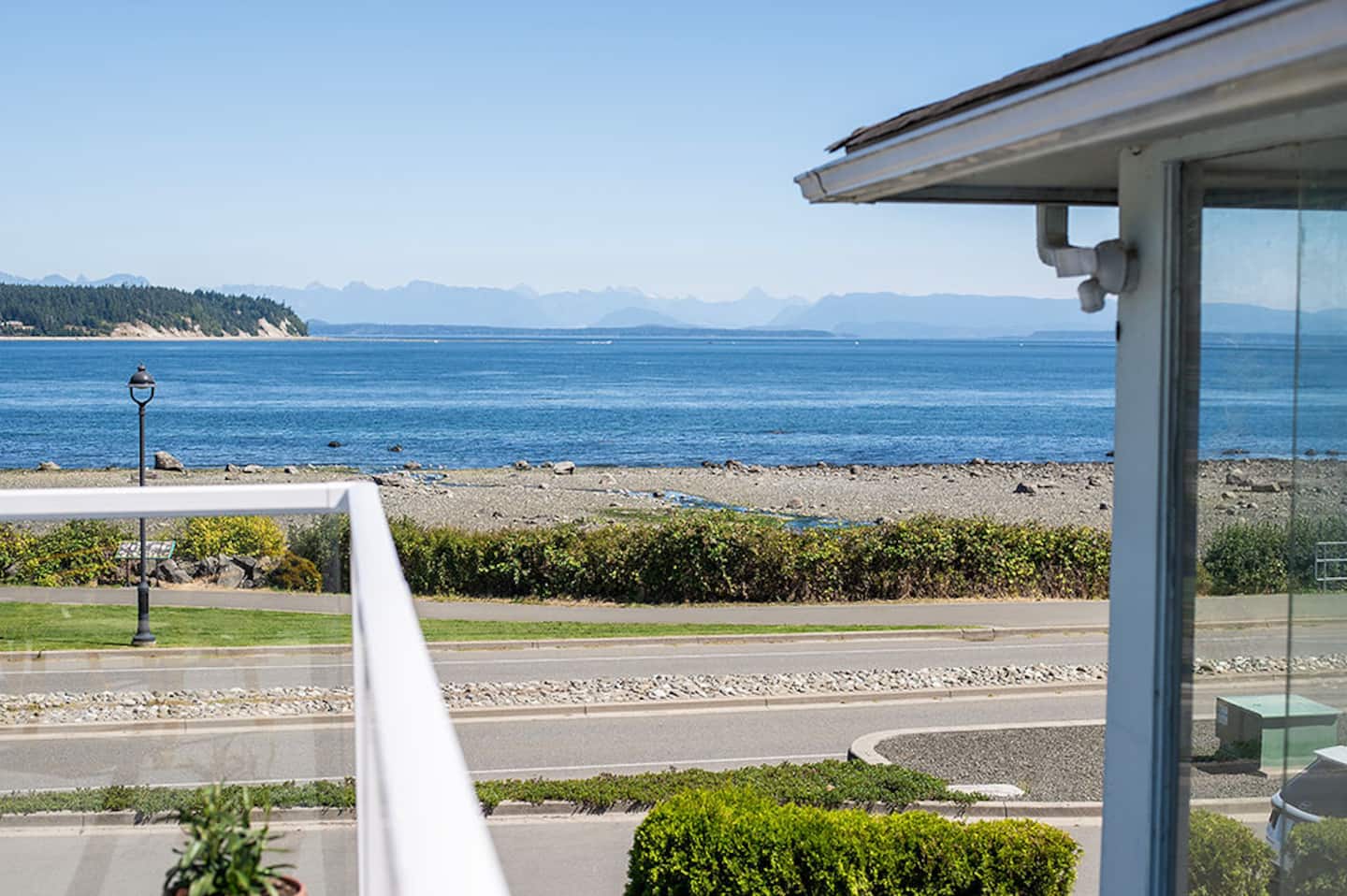 The Whale House Duplex — oceanfront duplex on Campbell River's Seawalk 8