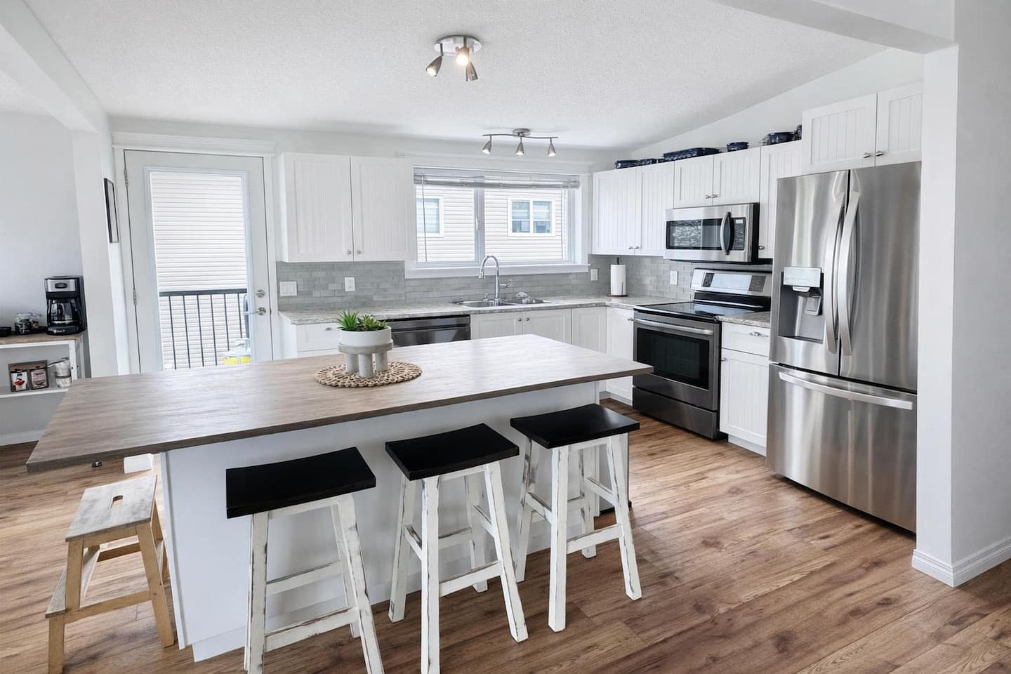 Seaview Suite — elevated deck with panoramic ocean views in Campbell River 8
