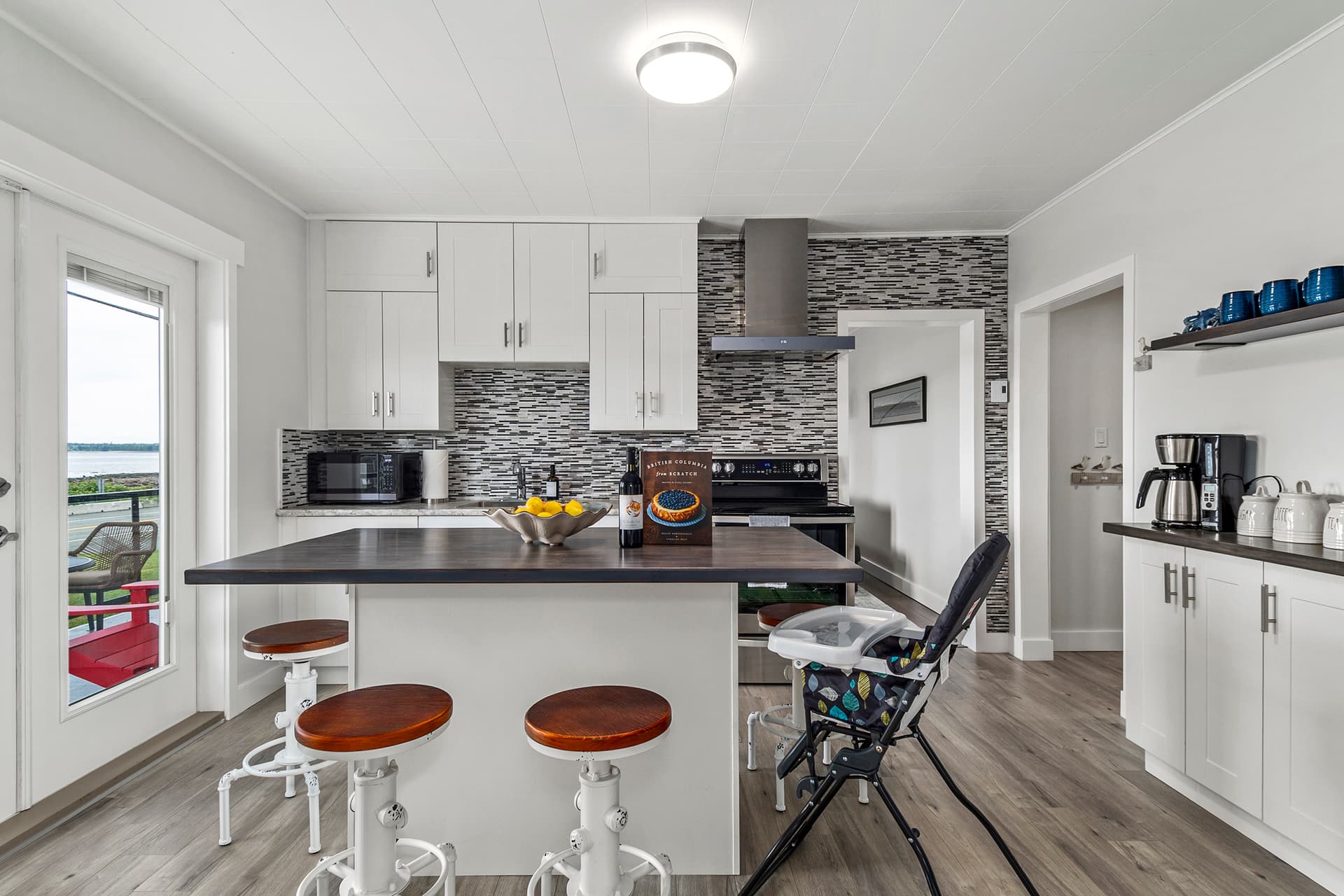 Castaway Cottage — charming waterfront cottage in Campbell River 6