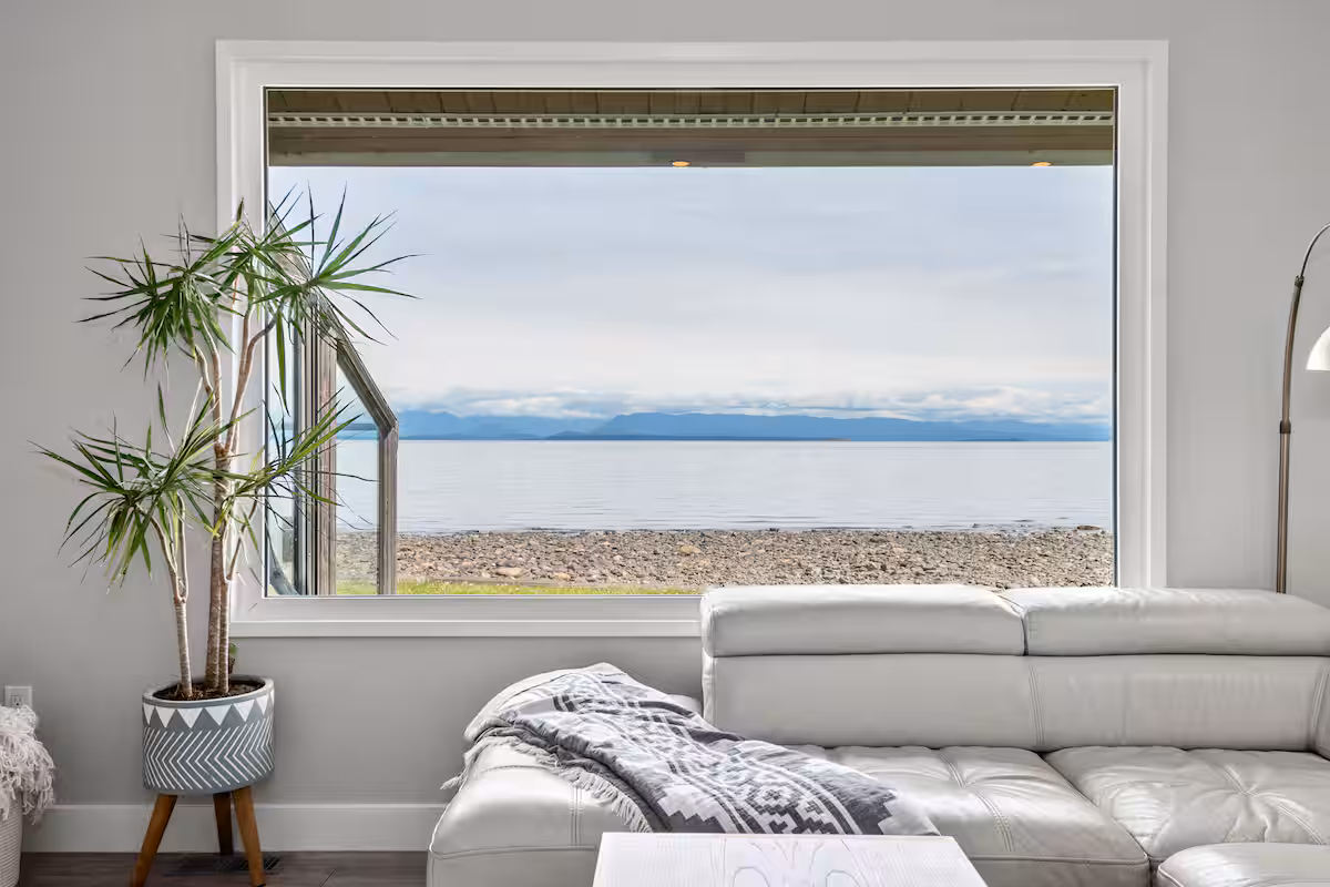 Seaside Beach House — walk-on oceanfront in Campbell River 1
