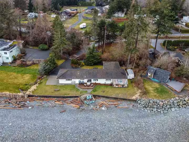 Seaside Beach House — walk-on oceanfront in Campbell River 3