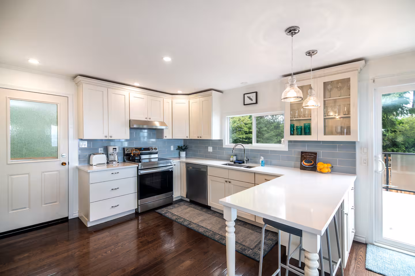 Stories Beach House — beachfront home in Campbell River 2